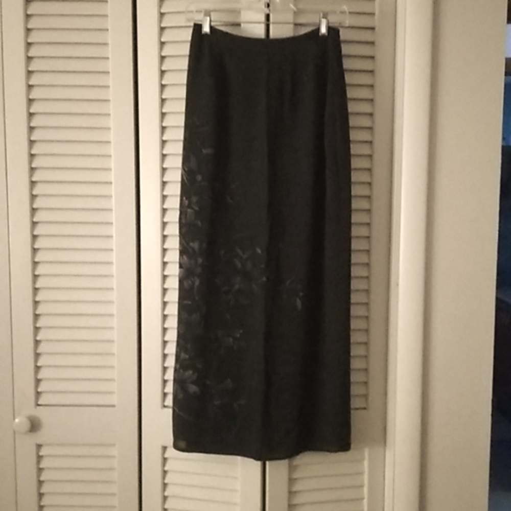 Vintage 90’s Express skirt in dark green with pretty floral accents on front.